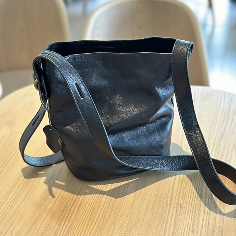 Nowa koreańska skórzana torebka typu bucket bag na ramię dla kobiet, wykonana z licowej skóry bydlęcej, retro, codzienna torebka na ramię/przez ramię, rok 2026.