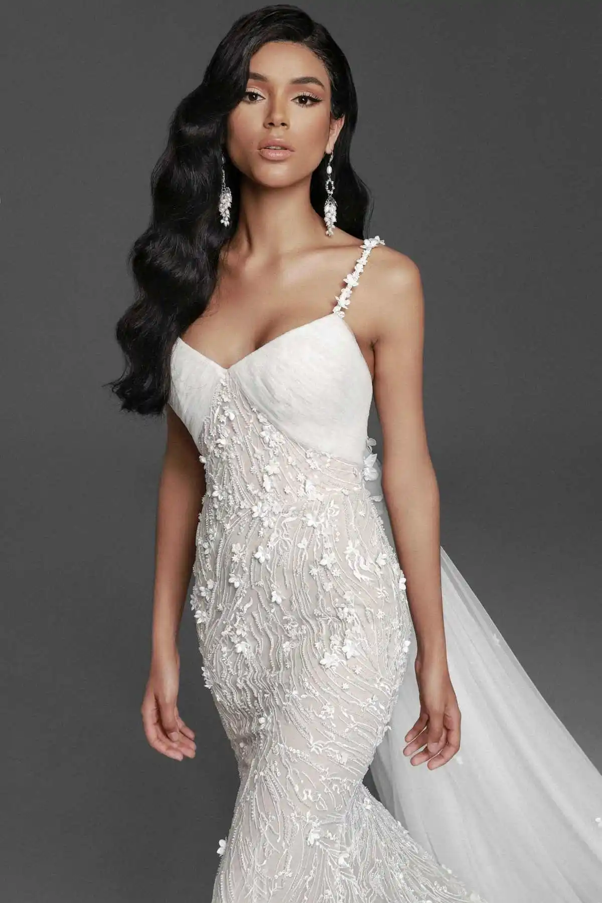 ชุดแต่งงานทรงเมอร์เมดสุดหรู ประดับดอกไม้เต็มตัว ชุดเจ้าสาวยาวกรอมพื้น  สามารถสั่งตัดได้