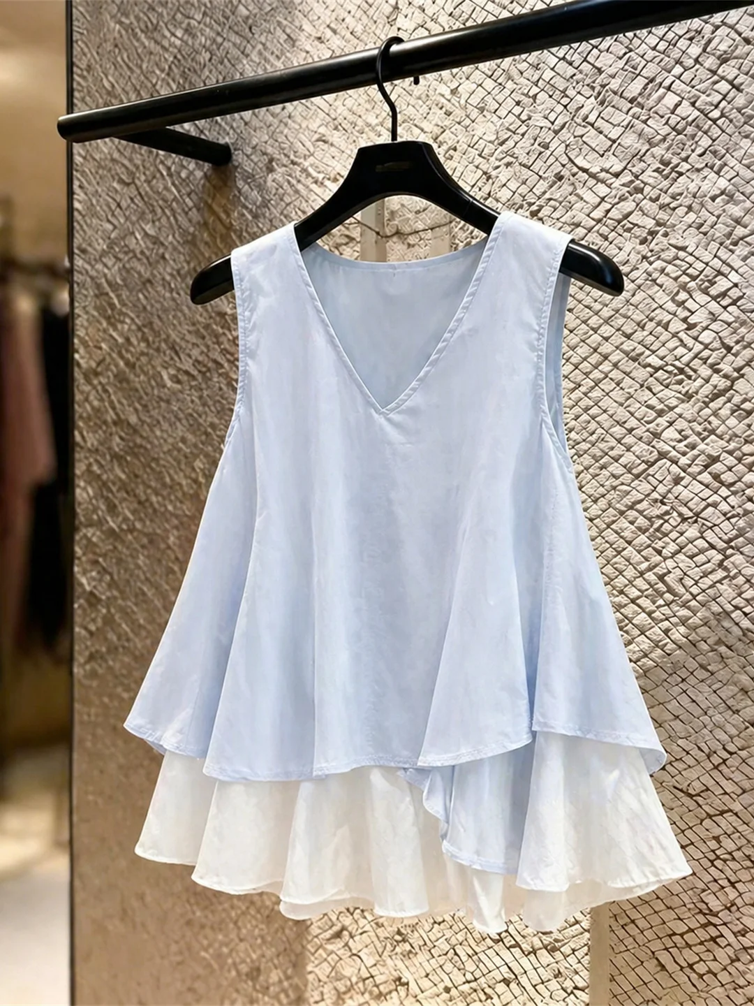 

Fashionable V-Neck Loose Fit Slimming Asymmetrical Hem Commute Style Silk Top Korean Straight Cut Splice Design Summer 2026