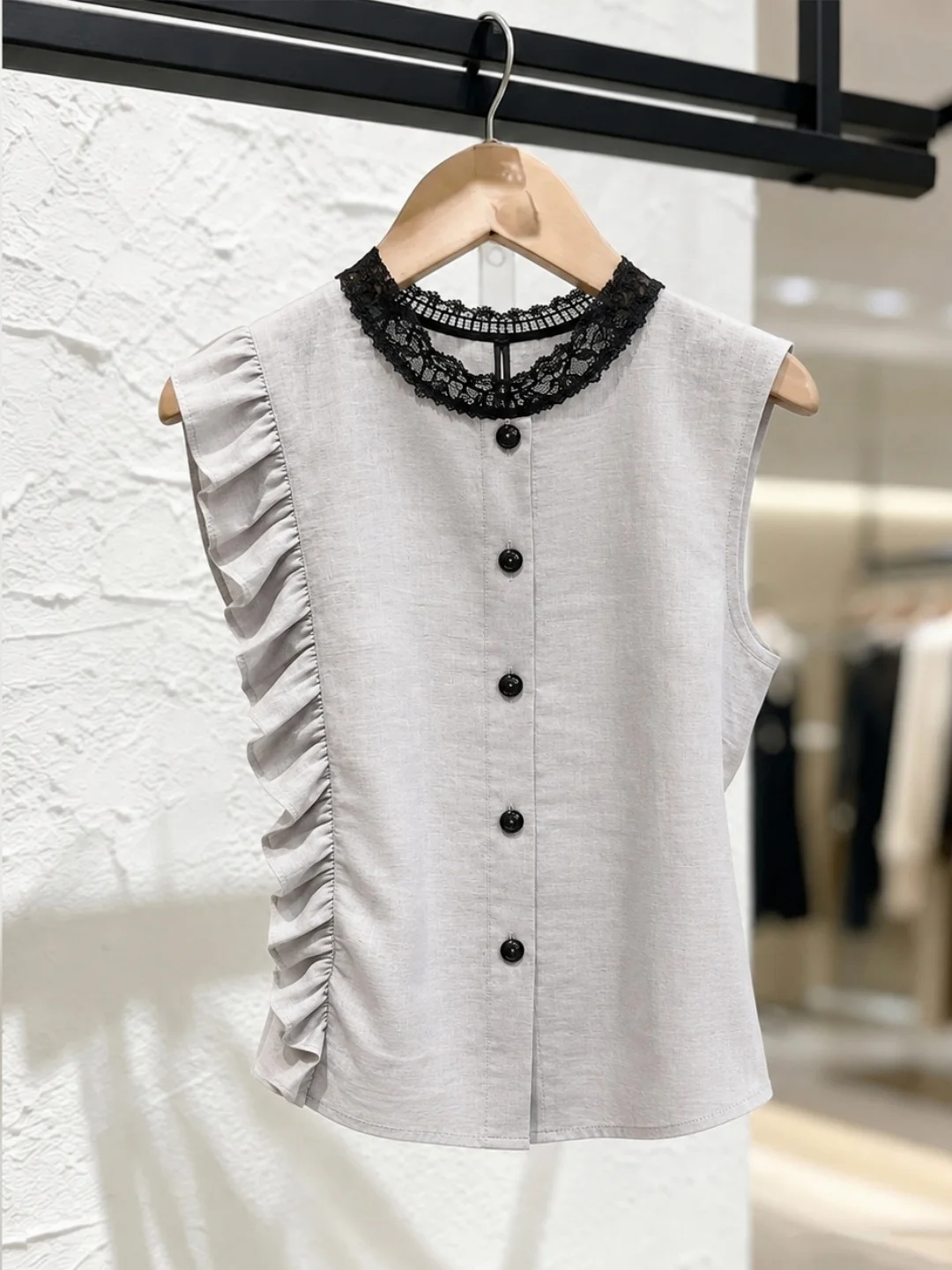

Elegant Lace Splice Vest Commute Style Sleeveless Women's Top Slimming Fashionable Age-Defying Korean Version Straight Cut