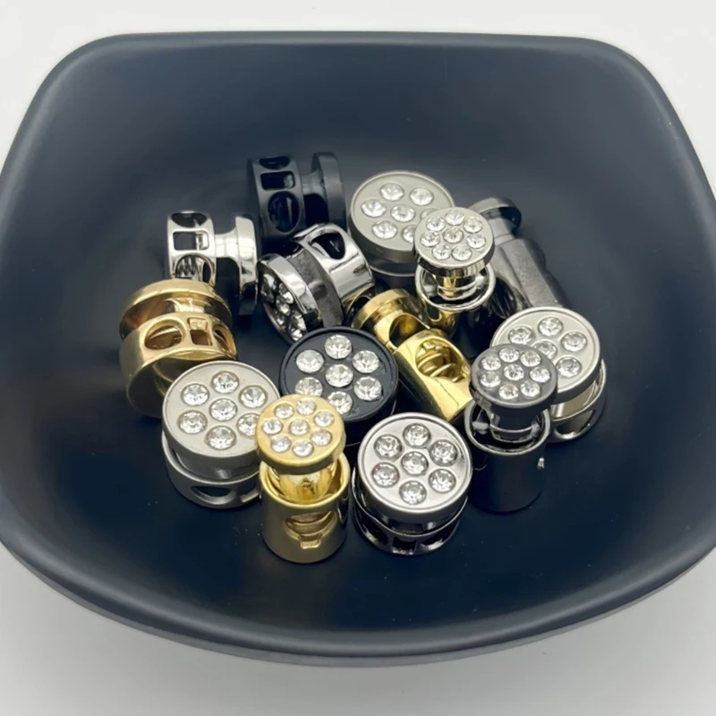 R1WE ใช้สายสปริงที่ใช้งานได้จริงสำหรับ drawstrings ในชุดกีฬาและชุดสบาย ๆ