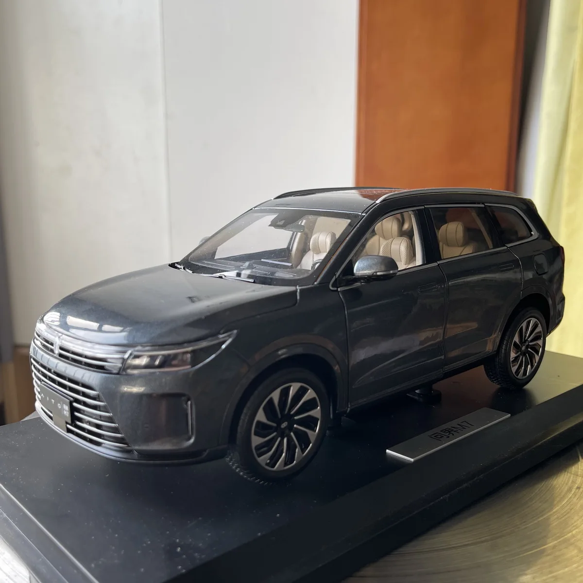 

Металлическая литая модель M7, имитация автомобиля из сплава, украшение для внедорожника AITO SERES, подарок для мальчика, коллекционный предмет для взрослых, темно-серый, 1:18