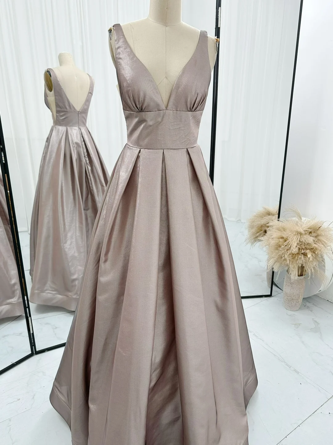 Horcho Elegant Deep V -Neck Shows Thin Goddess Satin Plays Showing Dress Skirt M1296