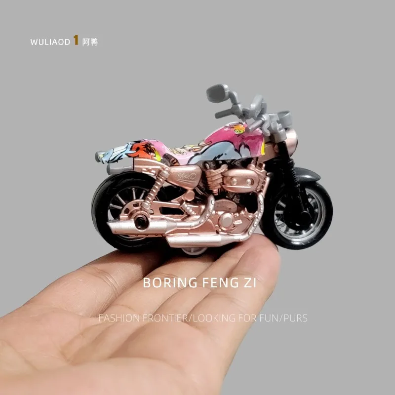 Piccolo ornamento per moto Piccolo ornamento da tavolo per computer Sistema di guarigione Tirare indietro l'ornamento della stazione mobile