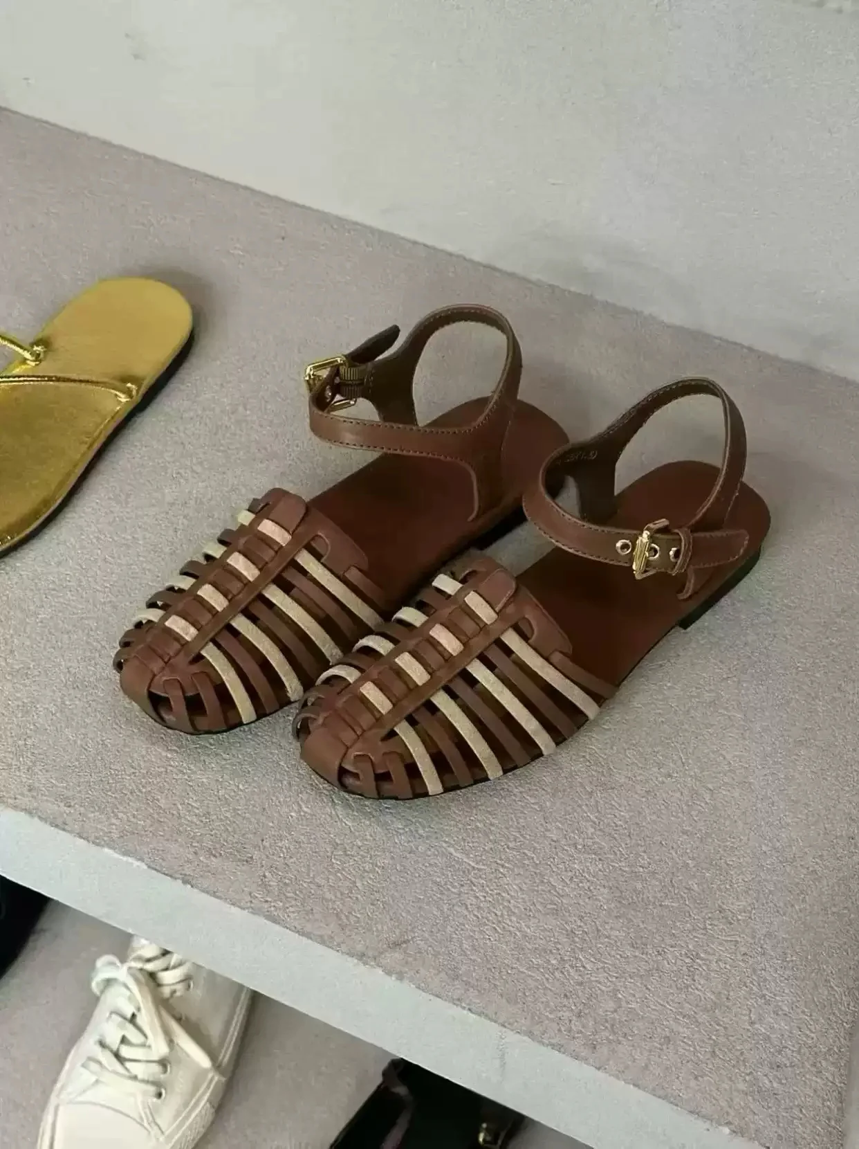 Two Tone Brown Beige Woven Closed Toe Fisherman Sandals Adjustable Ankle Buckle Ladies Beach Travel Soft Summer Casual Footwear