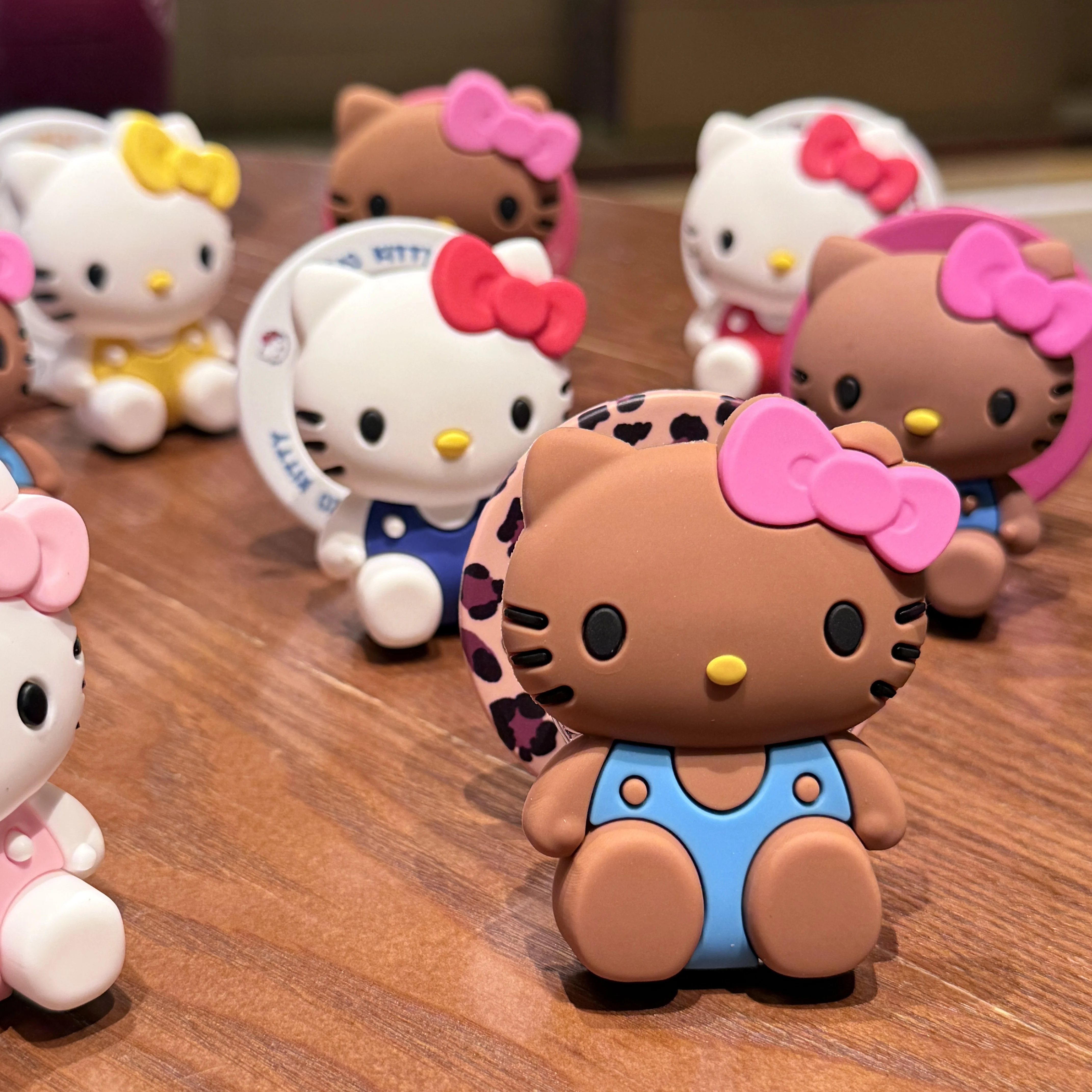 サンリオ ハローキティ用 シリコーンゲル吸盤マグネット 携帯電話ホルダー 便利で実用的なシェルブラケットまたはスマートフォン漫画