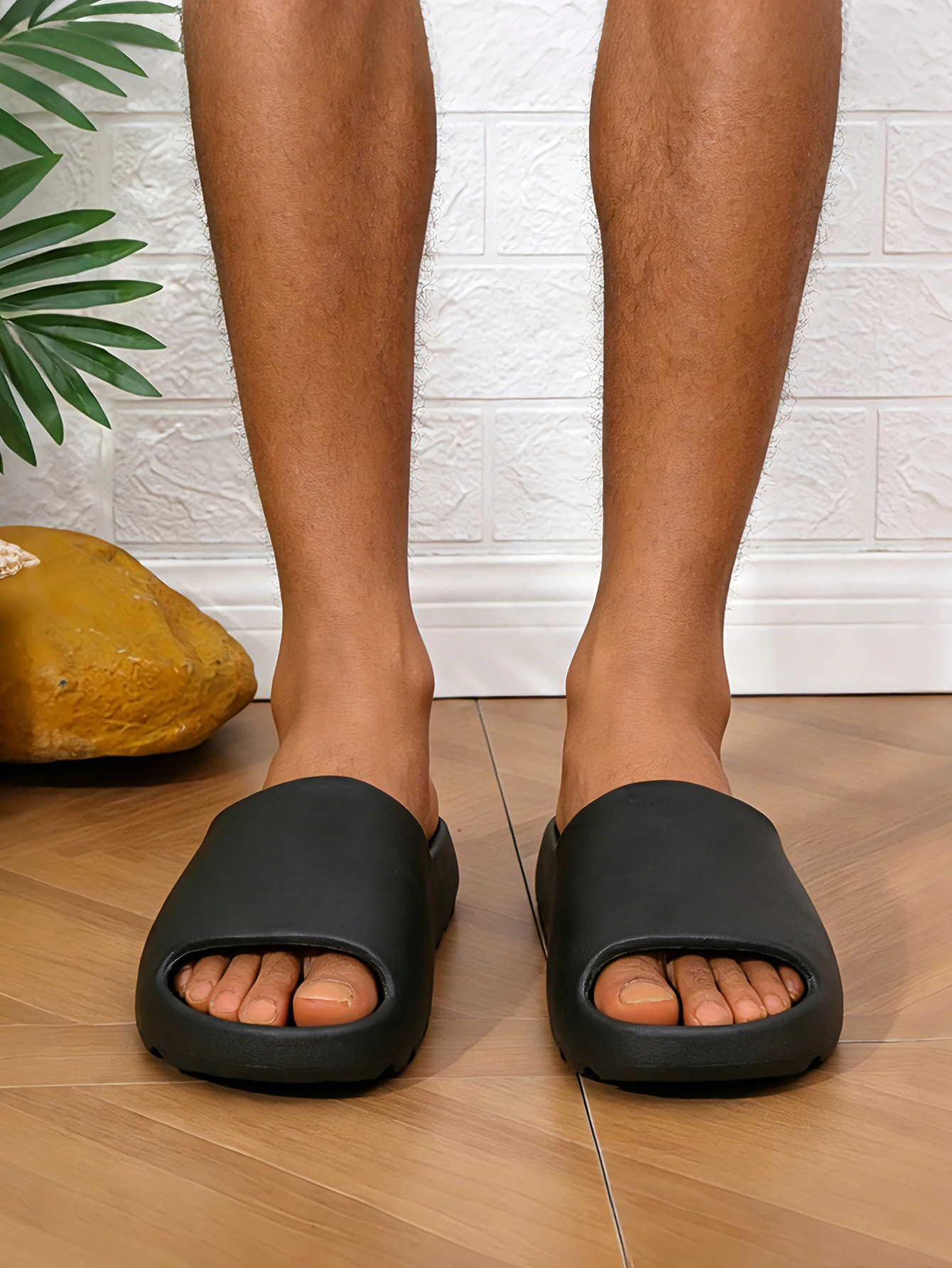 All-season men's multi-size indoor simple trendy flat slip-on lightweight comfortable slide sandals suitable for home and outdoor use, available in large sizes