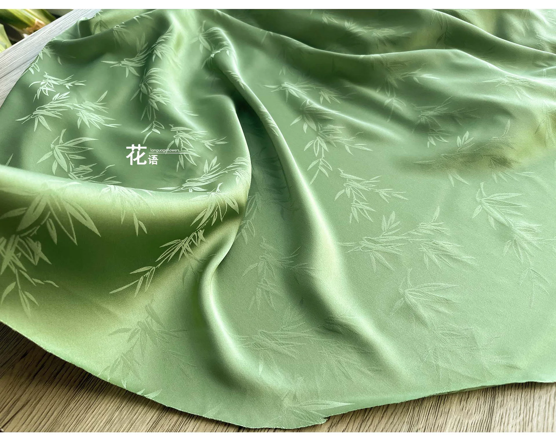 Tessuto in acetato Jacquard con motivi di bambù verde tessuto di design per abiti Cheongsam in seta stile cinese morbido e setoso