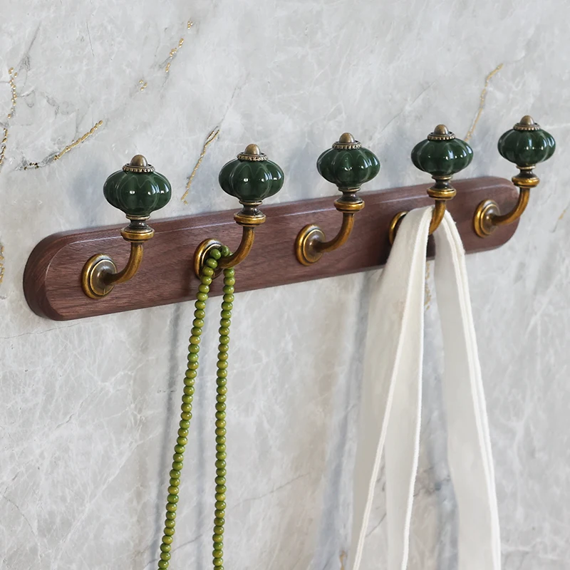 خطاف خشب الجوز الفرنسي القديم، الشرفة خلف الباب، ديكور شماعات المعطف، ثقب خطاف المعطف، النمط العتيق على الحائط