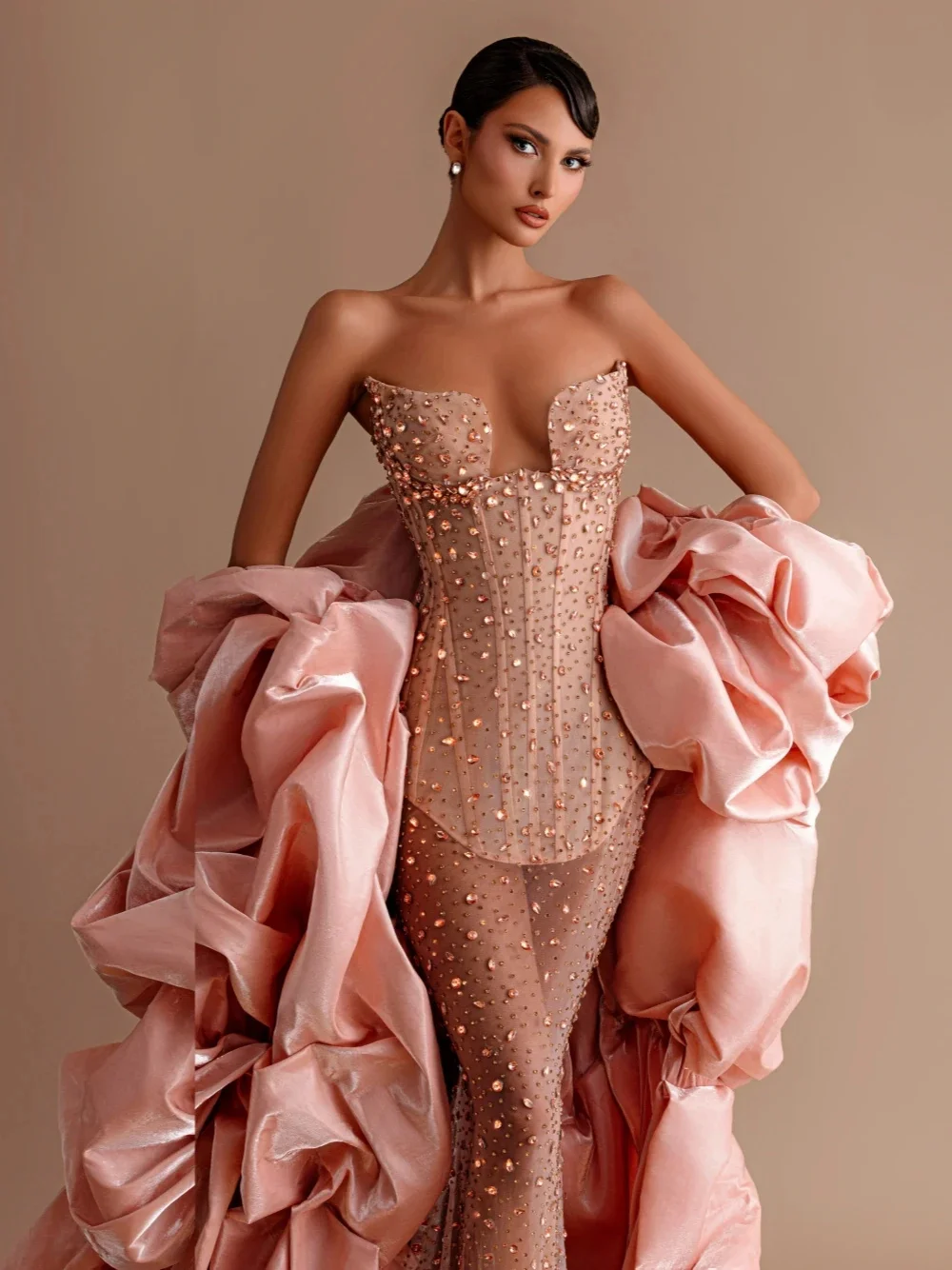 セクシーなクリスタルストラップレスイブニングドレスカスタマイズされたファッションノースリーブシースループロムドレス、フリルラップパーティードレス付き