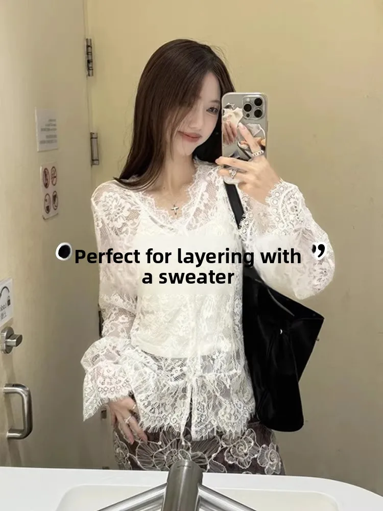 

Женская блузка с V-образным вырезом и кружевом, белая, для многослойных образов, сетчатая базовая рубашка-топ, осенне-зимняя мода, корейский стиль, с вышивкой