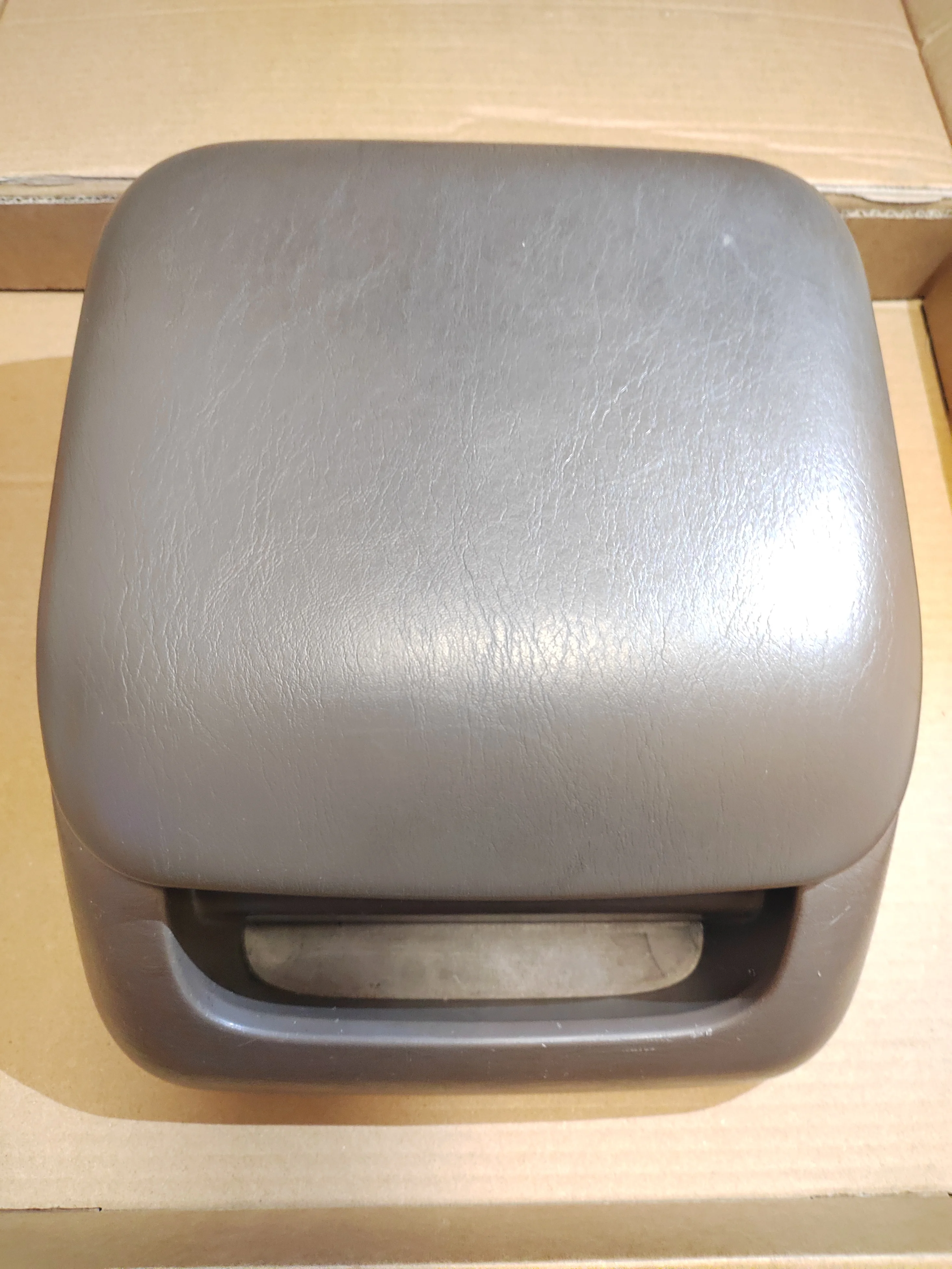 Suitable for Toyota Prado 2700 3400 LC95 armrest cover, high version, original car part removed from 1996-2002 models