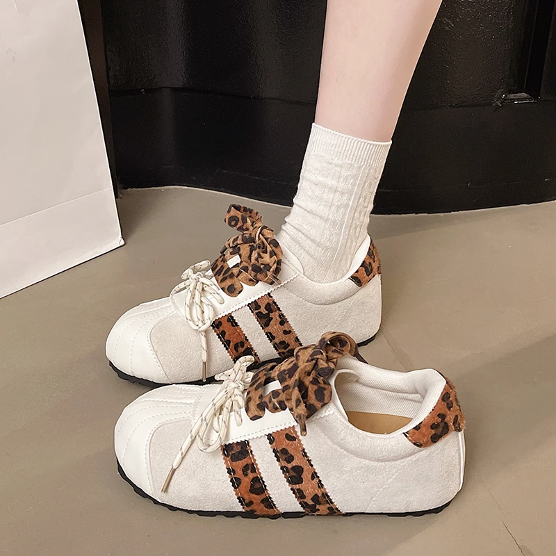

Женские кроссовки, кожаная спортивная обувь с леопардовым принтом, модные туфли на скрытом каблуке 3 см, женская повседневная обувь на плоской подошве на мягкой подошве