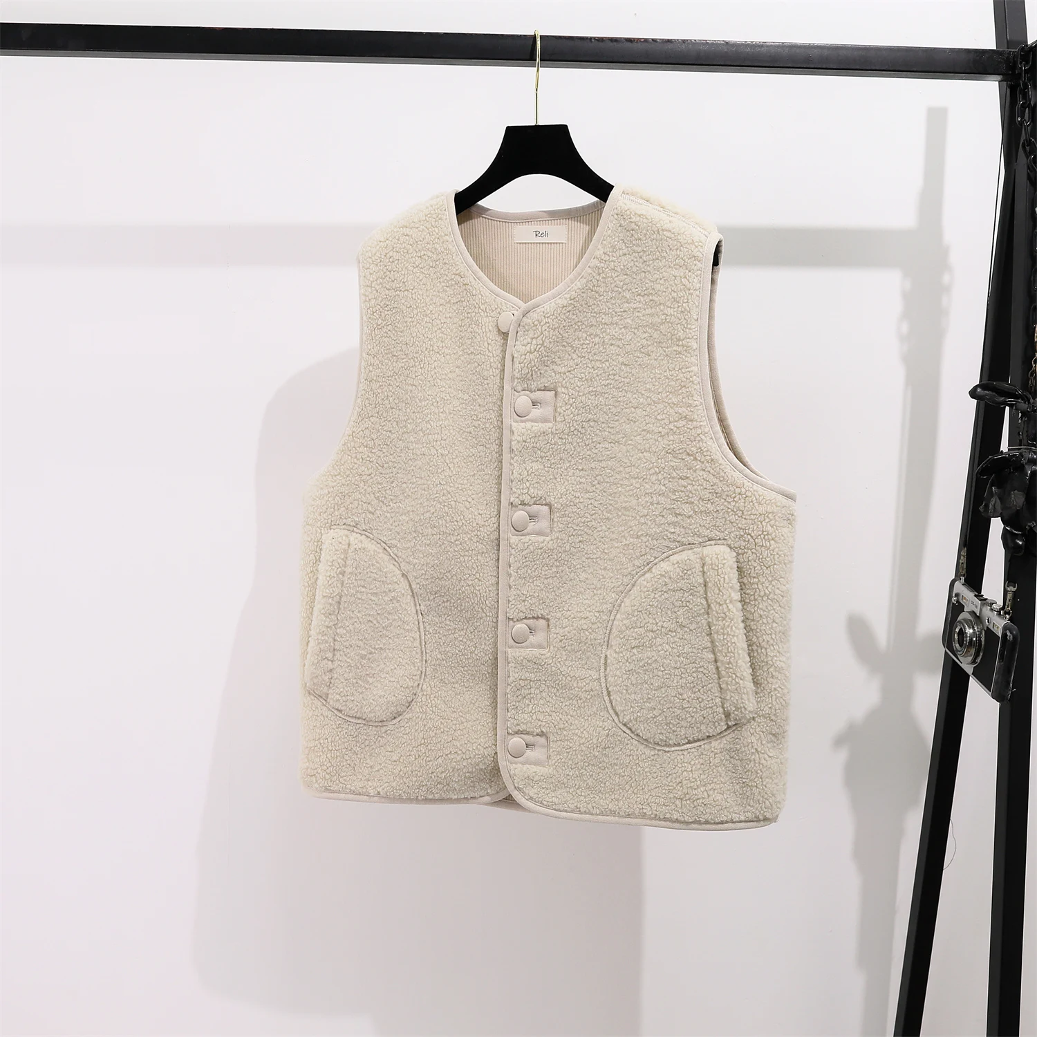 

Осень-зима женский удобный жилет из меха ягненка Svel повседневный универсальный теплый круглый жилет с застежкой на одной пуговице