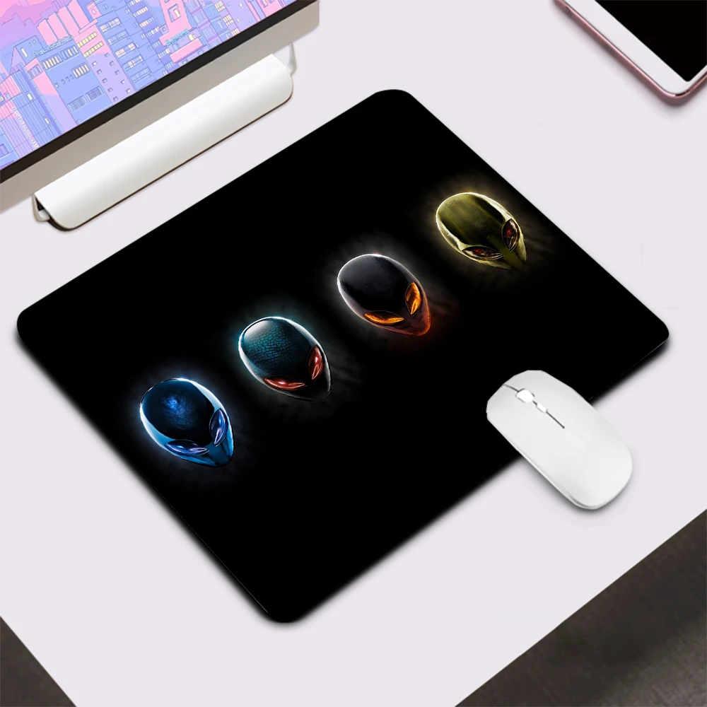 لوحة ماوس ألعاب صغيرة من Dell Alienware لوحة ماوس كمبيوتر للمكتب لوحة مفاتيح للمكتب وحصيرة من السيليكون للكمبيوتر المحمول