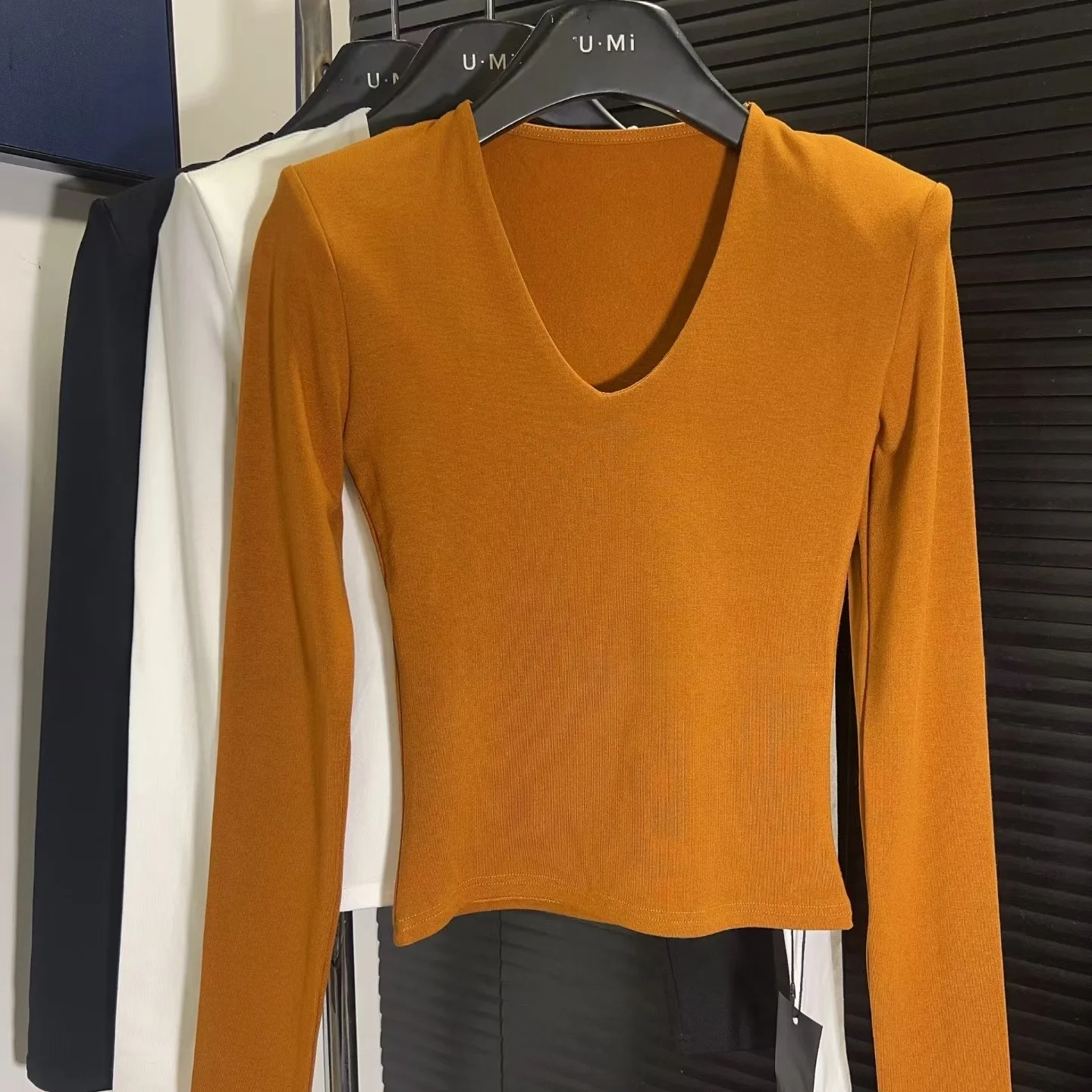 2025年冬 スリムフィット ロングスリーブ VネックTシャツ レディース フローティングショルダーパッド付きTシャツ 通勤用 暖かい 秋冬