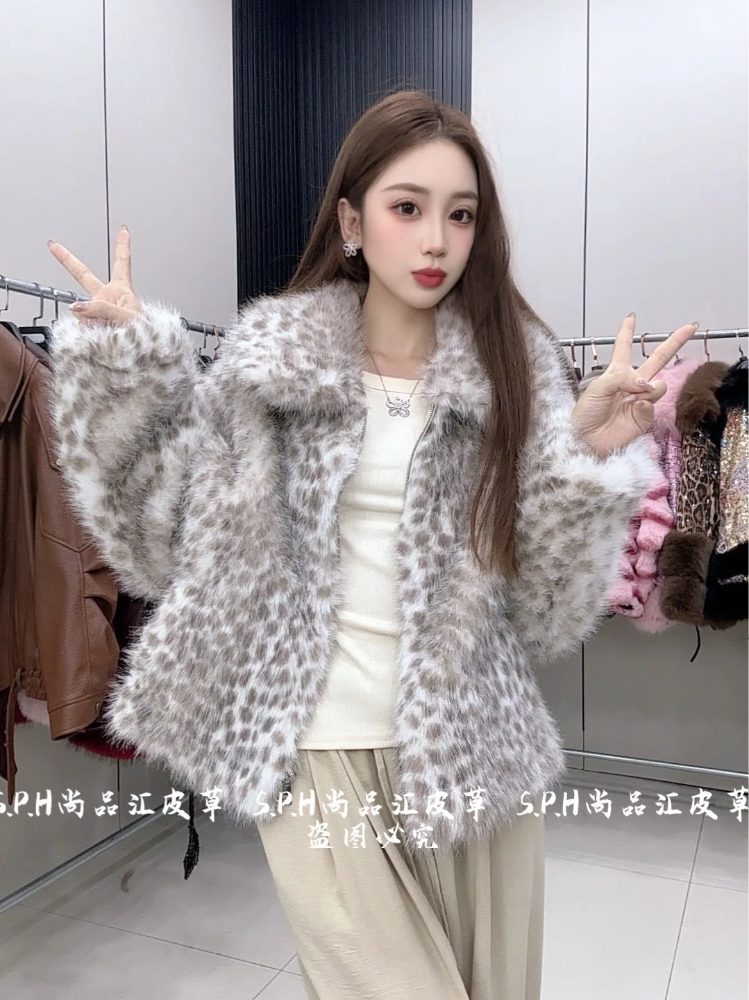 2025 Autumn Winter Leopard Print Fashion Turn-Down Collar Zipper Short Faux Fur Coat For Women's Cool Long-sleeves Woolen Jacket