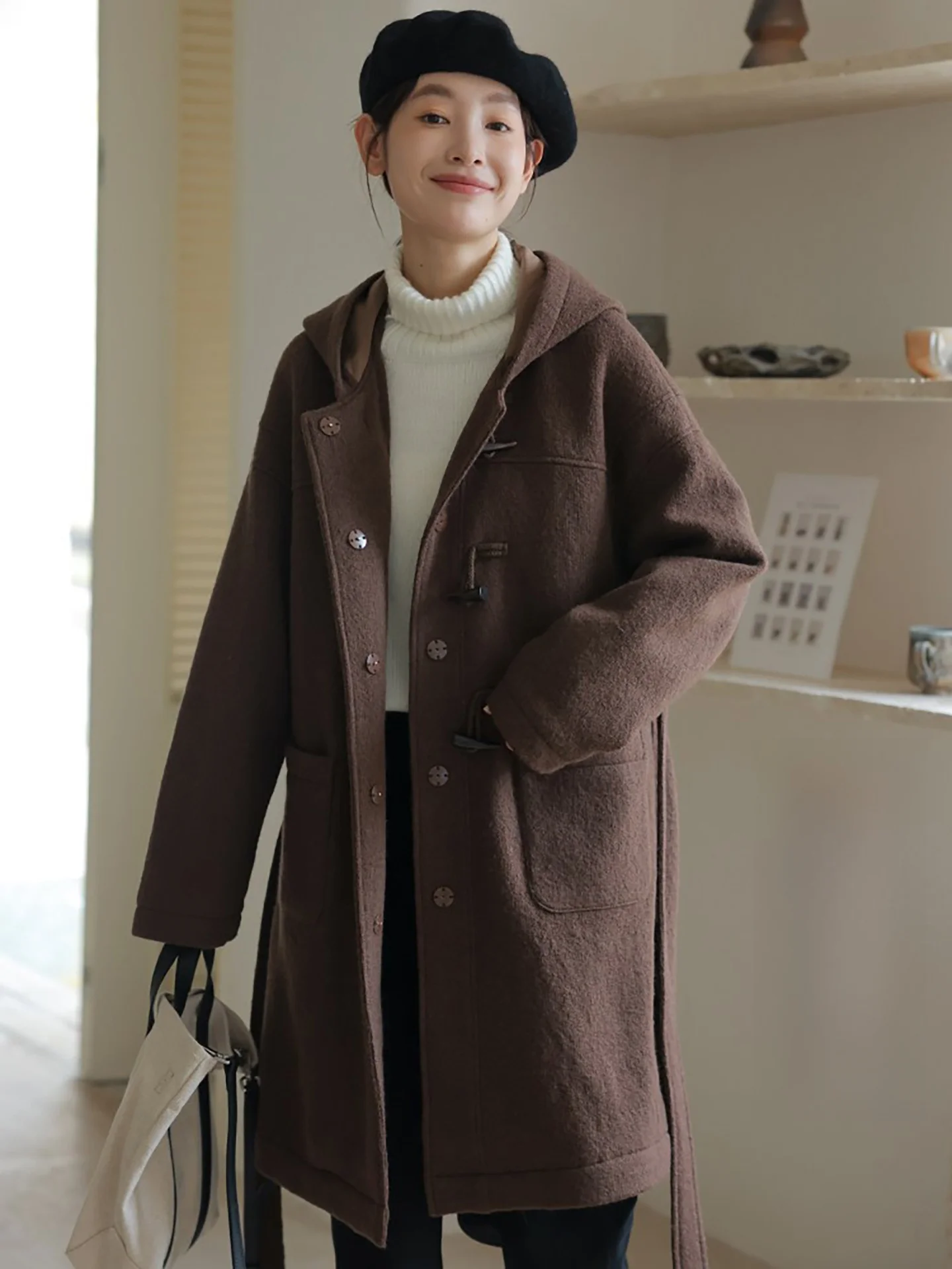 

Пальто из тяжелой австралийской шерсти, 100% шерсть, с капюшоном, средней длины, с дизайнерскими элементами из рога, женская модная верхняя одежда для зимнего сезона