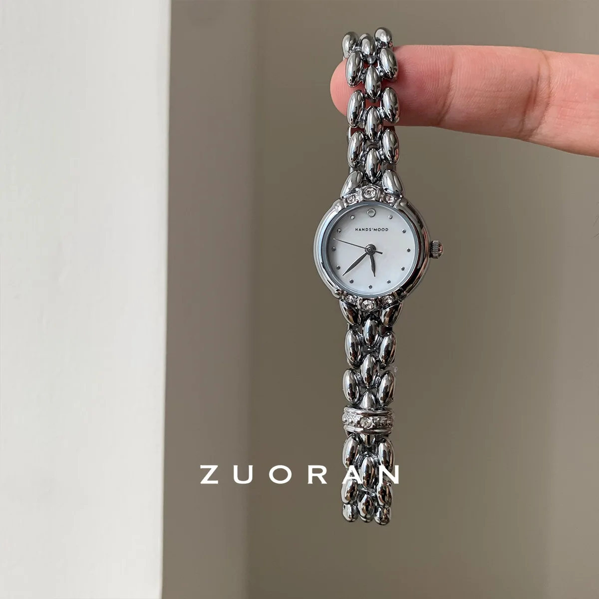 

Elegant women's wristwatch, exquisite and petite white mother-of-pearl round dial, new 2026 fashion women's watch.