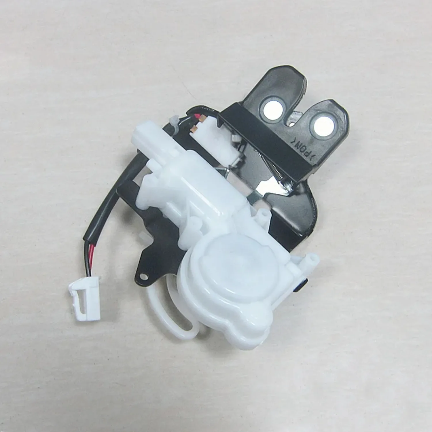 OE # G22C-56-820A اكسسوارات السيارات السيارات جديد الجسم غطاء صندوق السيارة قفل المحرك تحكم لمازدا 6 2002-2008 GG سيدان 4 باب #1