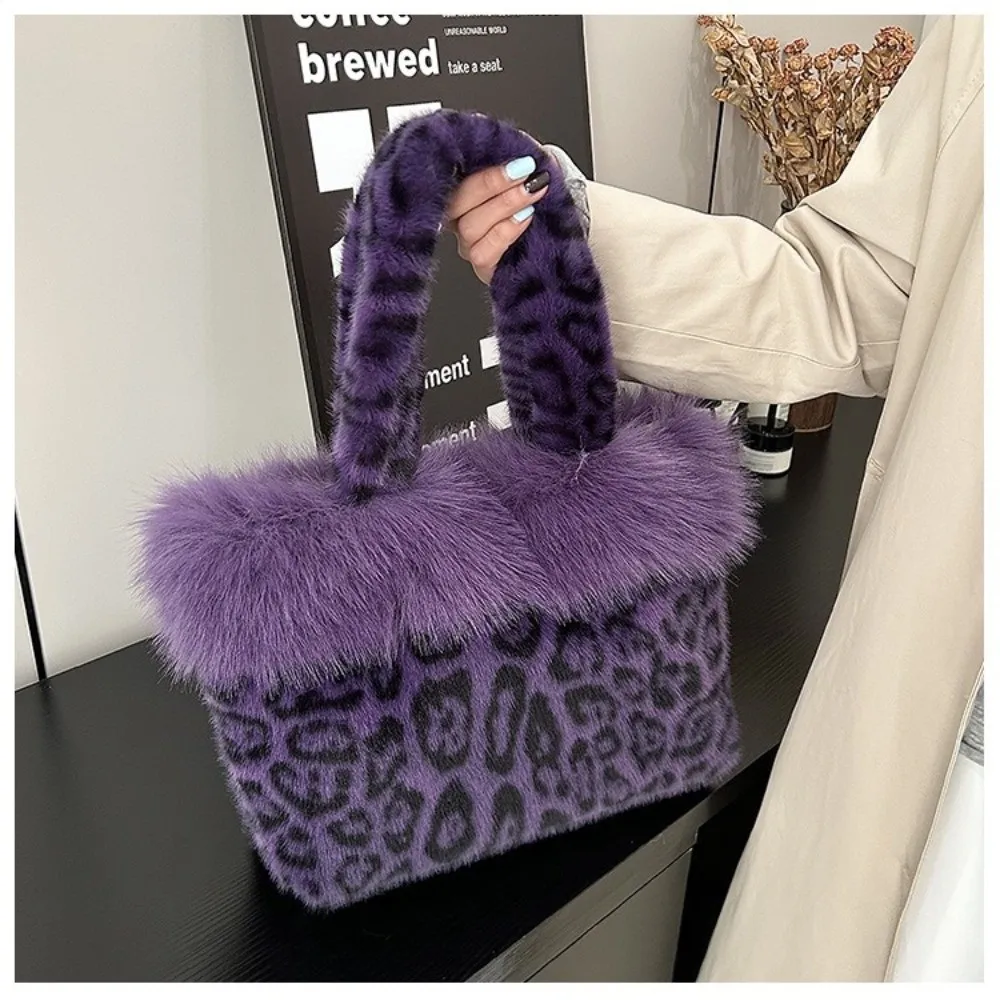 Elegante Leopardenmuster-Pelztasche, weiche, warme Schultertasche, geräumige, pelzige Handtasche für Damen. – Detail 17