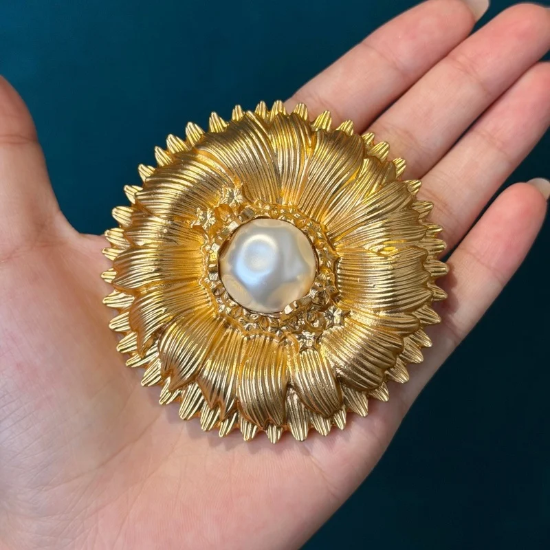 

Vintage Baroque Pearl Gold Color Sunflower Brooches For Woman Dress Party Luxury Brand Art Deco Jewelry High Quality Gift New