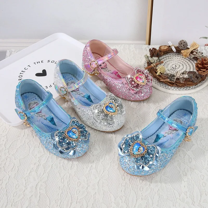 Le scarpe da principessa Elsa Frozen del simpatico cartone animato animato più vendute e le scarpe con paillettes da ragazza sono regali perfetti per la stagione natalizia