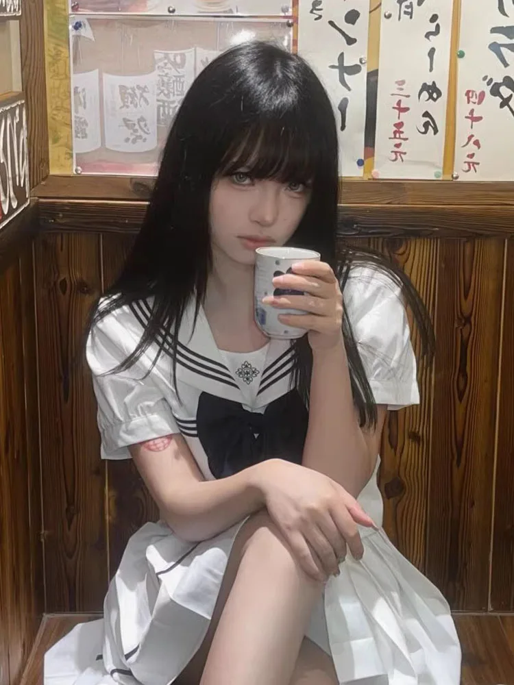 ชุดเซ็ตฤดูร้อนสำหรับผู้หญิง เสื้อครอปแขนสั้นและกระโปรงพลีทเอวสูง ชุดสองชิ้น สไตล์หวานซ่อนเปรี้ยว ช่วยให้ดูผอมเพรียว