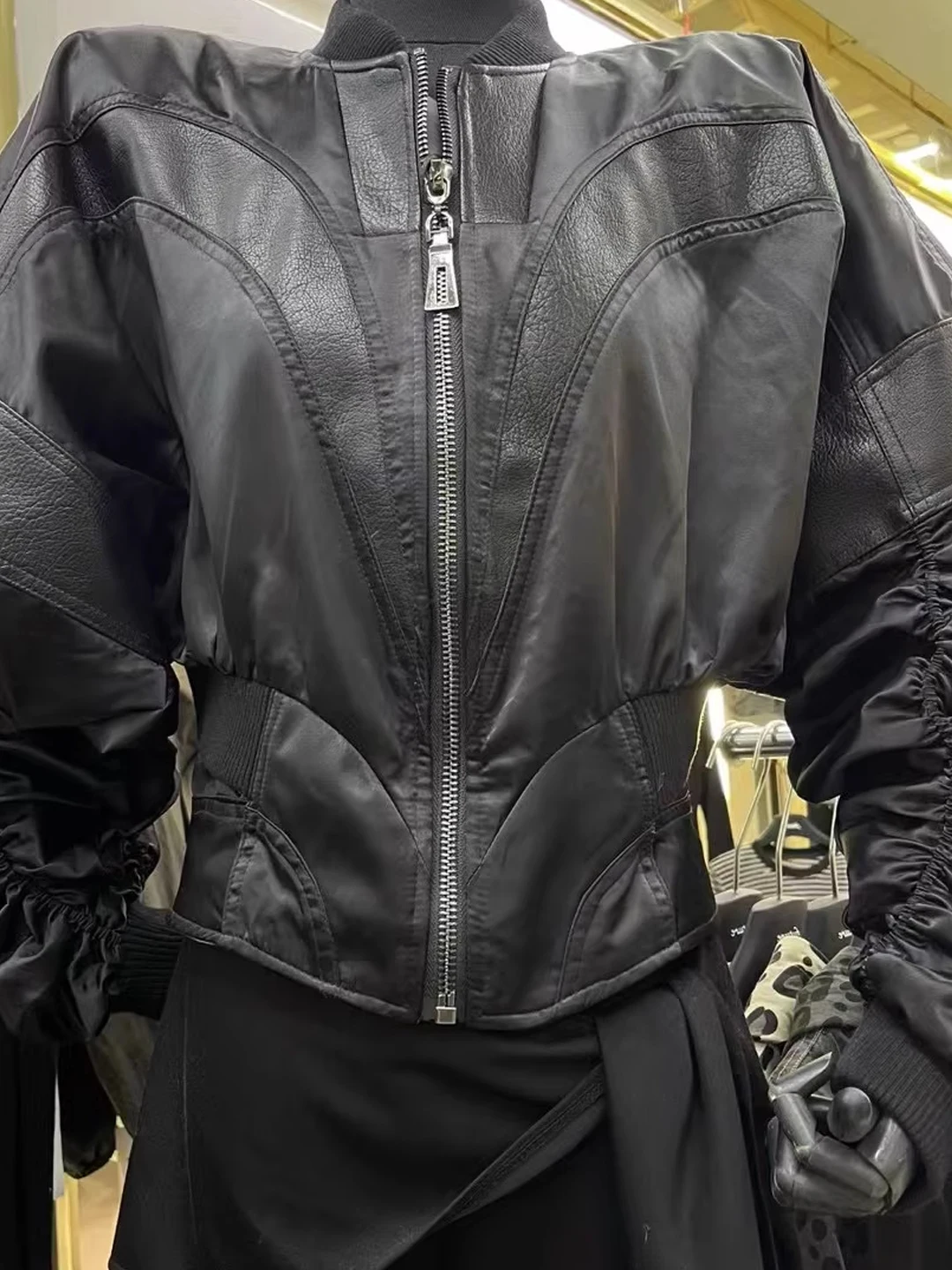 

Trendy Spicy Girl Acetate Satin Patchwork Leather Design Pleated Batwing Sve High End Loose Outerwear Women Spring New Sle