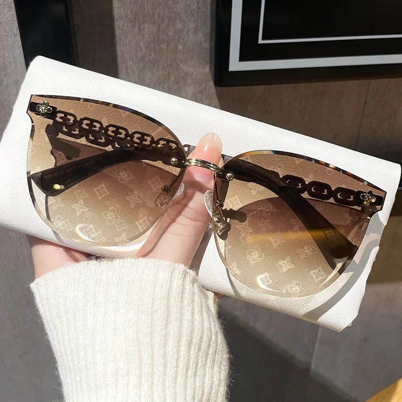

2025 New Alphabet Fashion Chaoyang Mirror Integrated Men's and Women's Ink Realm Toad Mirror Sunglasses