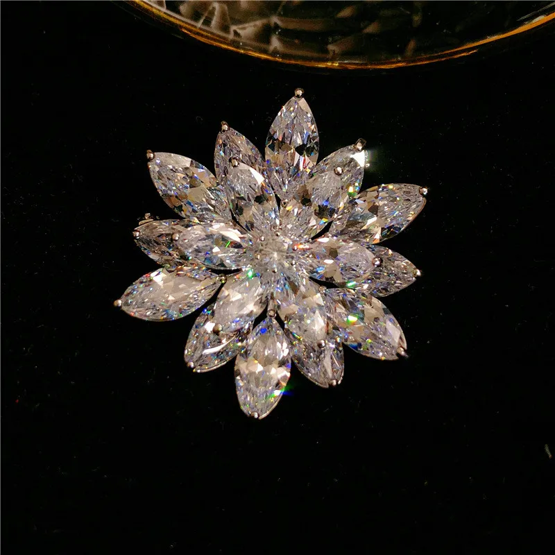 CC Luxury Brooches Snowflake Shape White Zirconia Romantic Coat Pins Temperament Suit Pin High-end Corsage Shining Charm B150