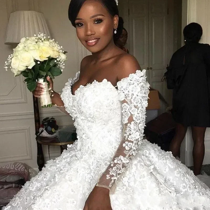 Customized  Sweetheart Lace Appliques Ballgown Wedding Dress Abito Da Sposa Chapel Train Illusion Back Long Sleeves Bridal Gown