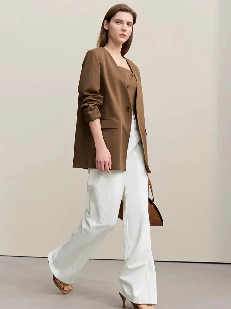 เสื้อแจ็คเก็ตผู้หญิง Amii รุ่นใหม่ประจำฤดูใบไม้ผลิปี 2026 ประดับลูกปัดลายดอกไม้ คอวี เสื้อเบลเซอร์ทรงตรง ดีไซน์หรูหรา พร้อมแผ่นเสริมไหล่ รุ่น 12621026