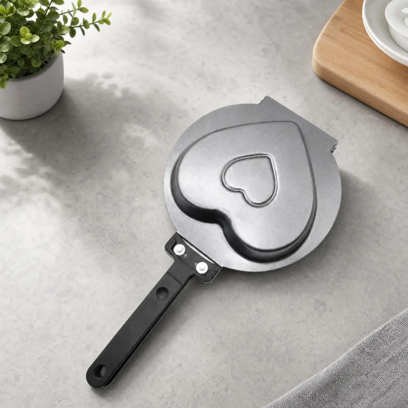 Heart-Shaped Nonstick Skillet Induction Compatible Heart-Shaped Frying Pan Non Double-Faced Carbon Steel Frying Pan for Everyday