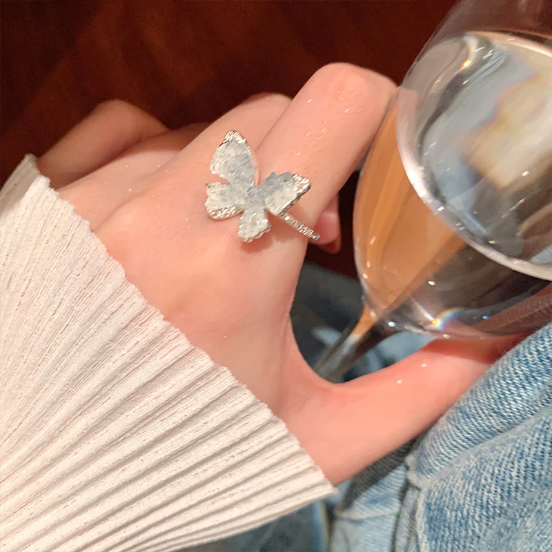 Resort-Stil Farbverlauf Künstlicher Blauer Kristall Schmetterling Kubischer Zirkonia Knöchelring Einfacher Hochwertiger Ring Super Märchenhafter Prinzessinnen-Stil