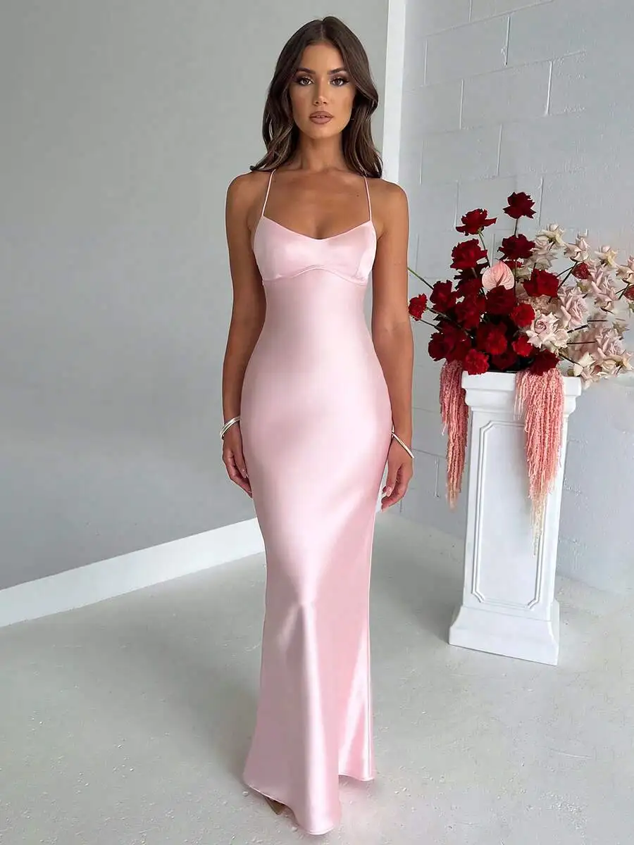 

Розовое атласное вечернее платье-боди на тонких бретелях с V-образным вырезом