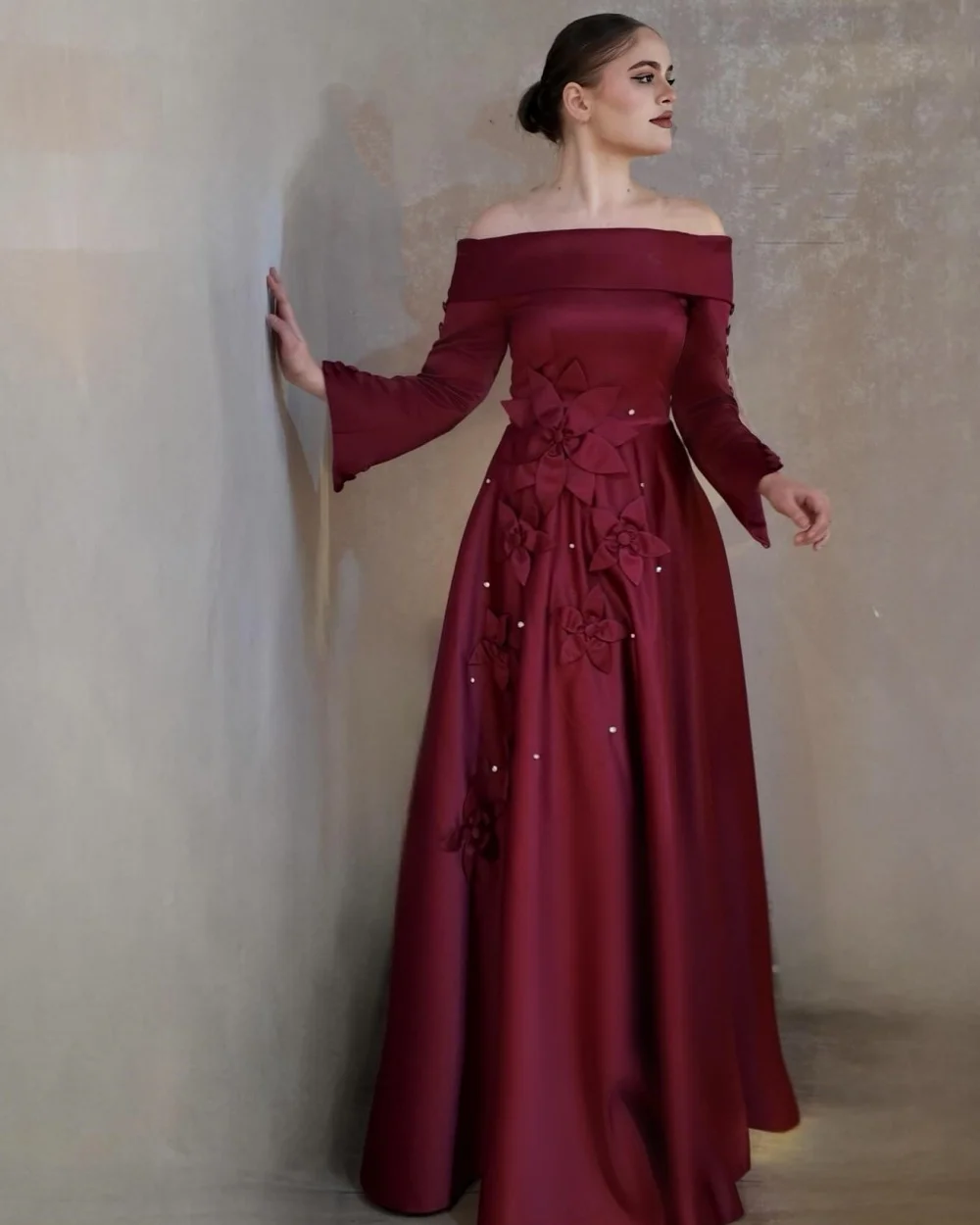 Abiti lunghi con spalle scoperte e strass con bottoni floreali fatti a mano in charmeuse abbinati su misura Abiti da cerimonia su misura