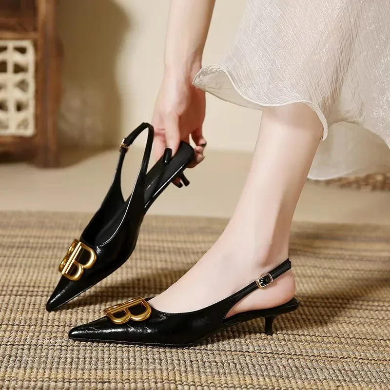 حار بيع الصنادل النسائية موضة زخرفة معدنية مصمم المرأة صيف جديد 2025 فستان الحفلات الصلبة عادية الكعوب النسائية