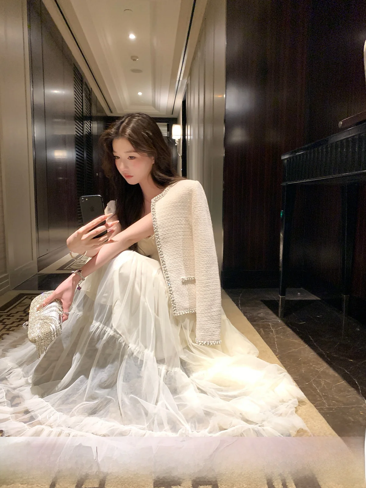 

Женский осенний приталенный топ YOLI Paris Night Song, белый, с дизайном из страз, из полиэстера, люксовая версия...