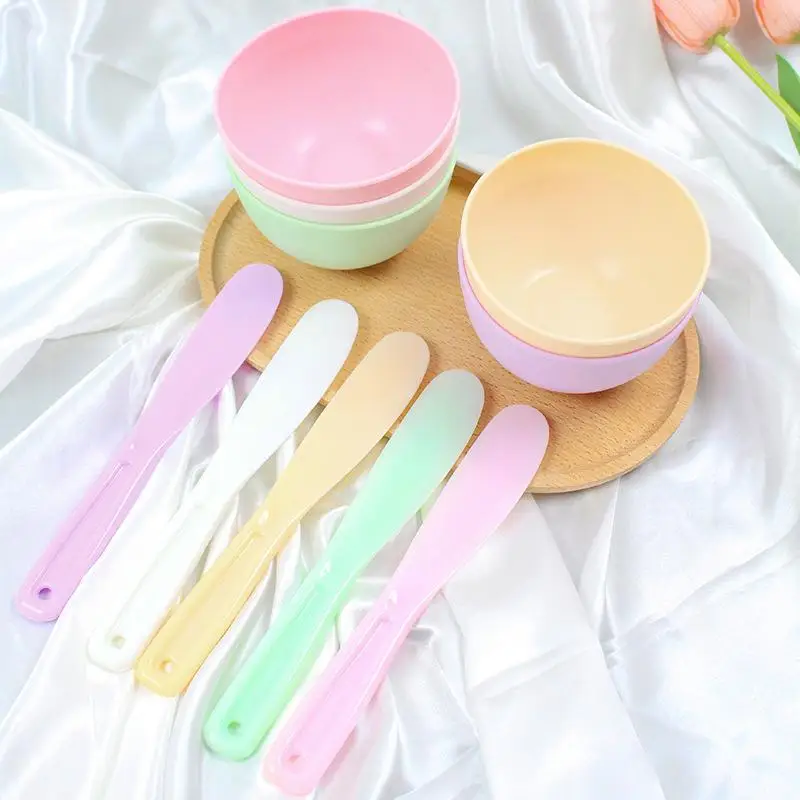 Ensemble bol et spatule en plastique pastel pour masque facial, surface lisse, parfait pour les routines de beauté et de soins de la peau à domicile