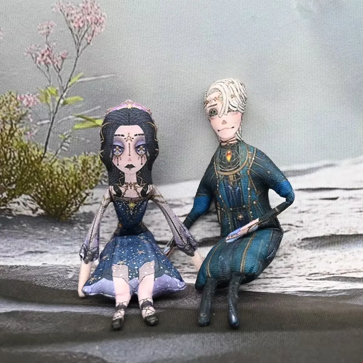 Новая плюшевая игрушка «Иdentity V» «Psycholog, Patient» имеет проволочные рамы для рук, ног и могут быть формирована в куклу.