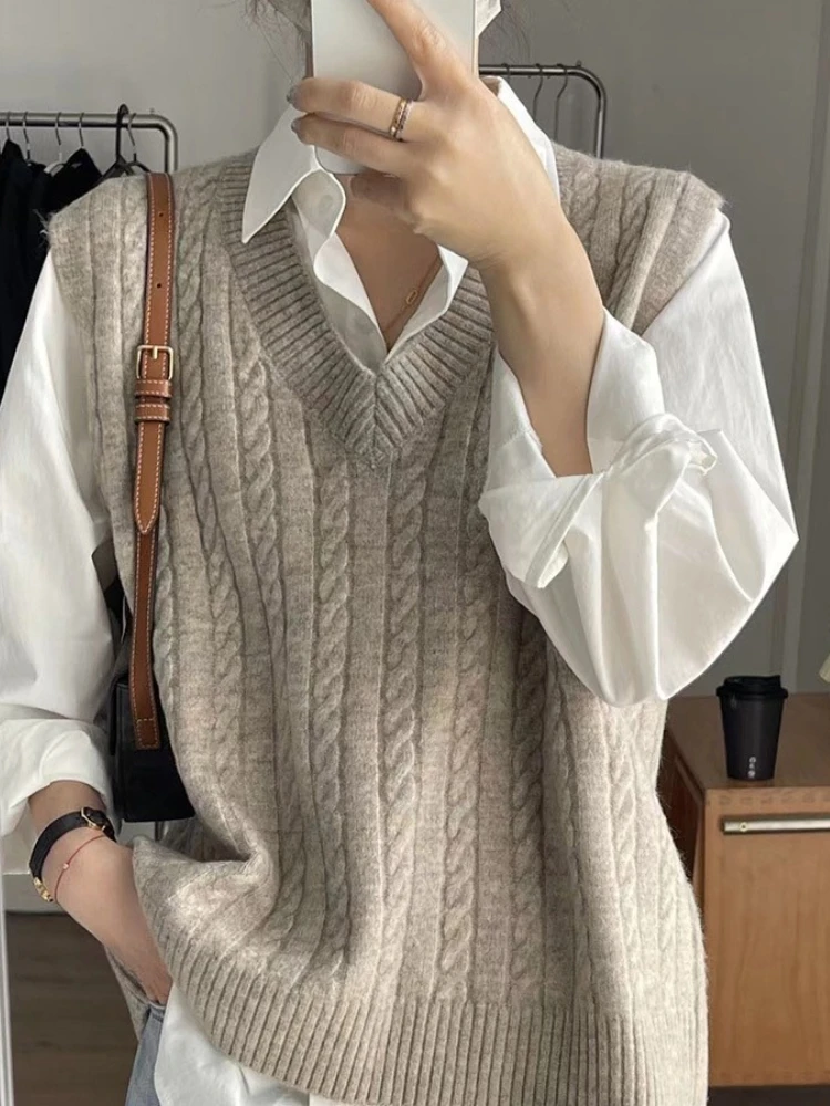 2025 V-neck Sleeveless Knitted Vest Women Vintage Solid Pullovers Cable Sweaters Korean Retro Vest Spring Autumn Loose Tank Tops