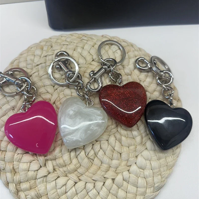 ملحقات قلادة زخرفية على شكل قلب أحمر لحقيبة يد المدرب على شكل قلب حقائب سلسلة مفاتيح مرفقة حقيبة ساحرة