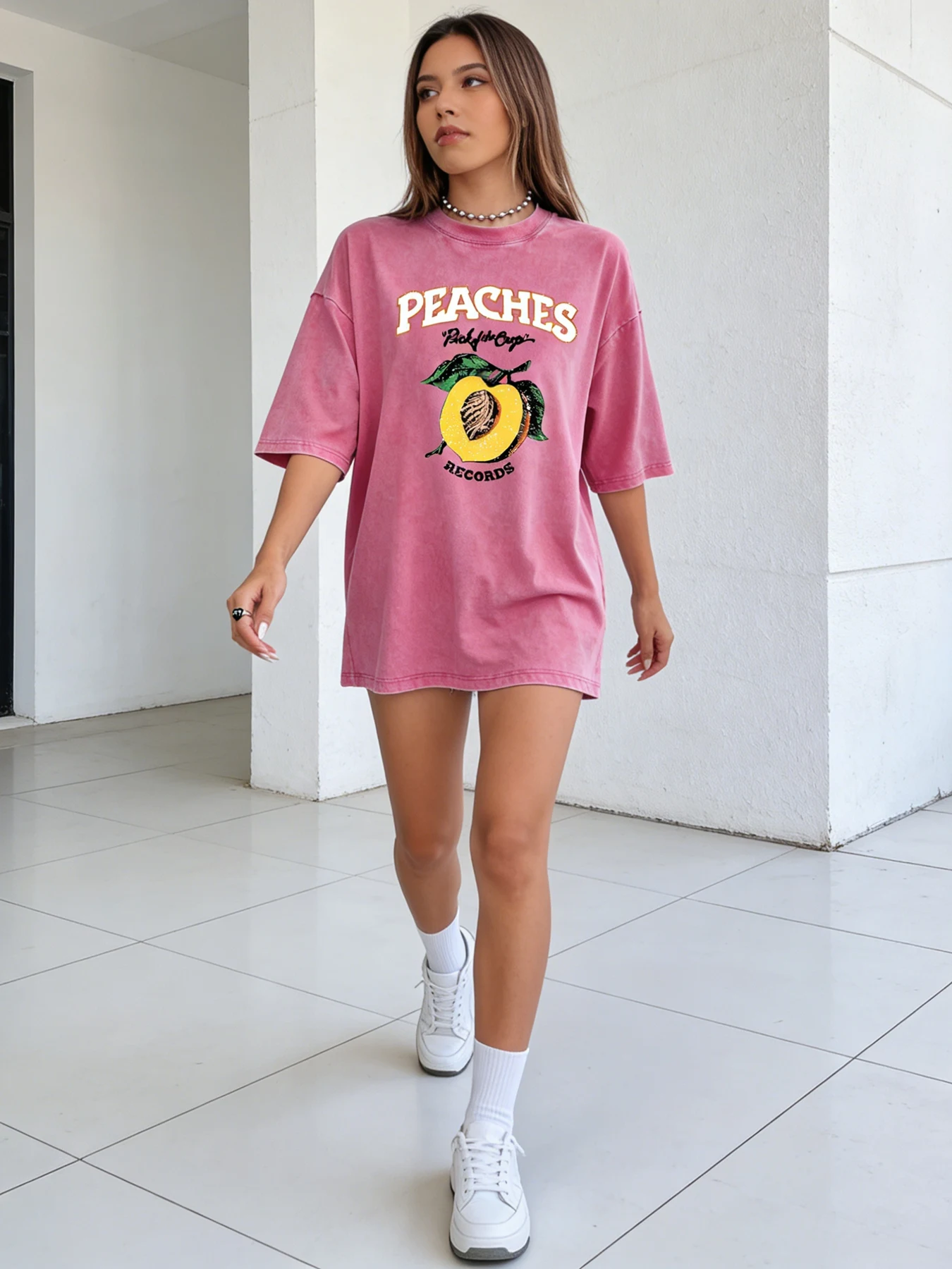 Bawełniana koszulka damska oversize z efektem acid wash, nadruk brzoskwiń, krótki top z motywem owoców, styl vintage retro, casualowa, oddychająca, letnia odzież uliczna.