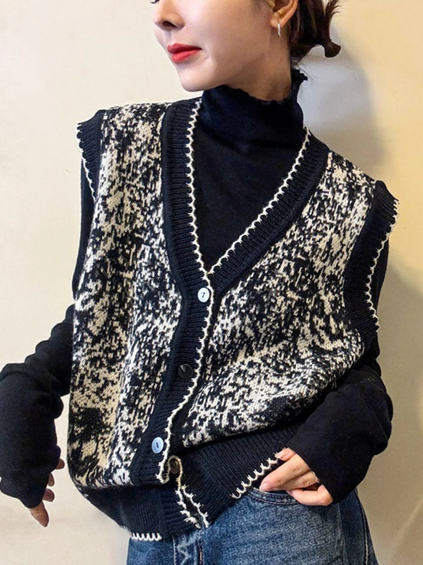 

Faionable Knitted Vest Versatile Casual Layering Base irt Soft Comfortable Winter 2025 Button Design Commute Sle