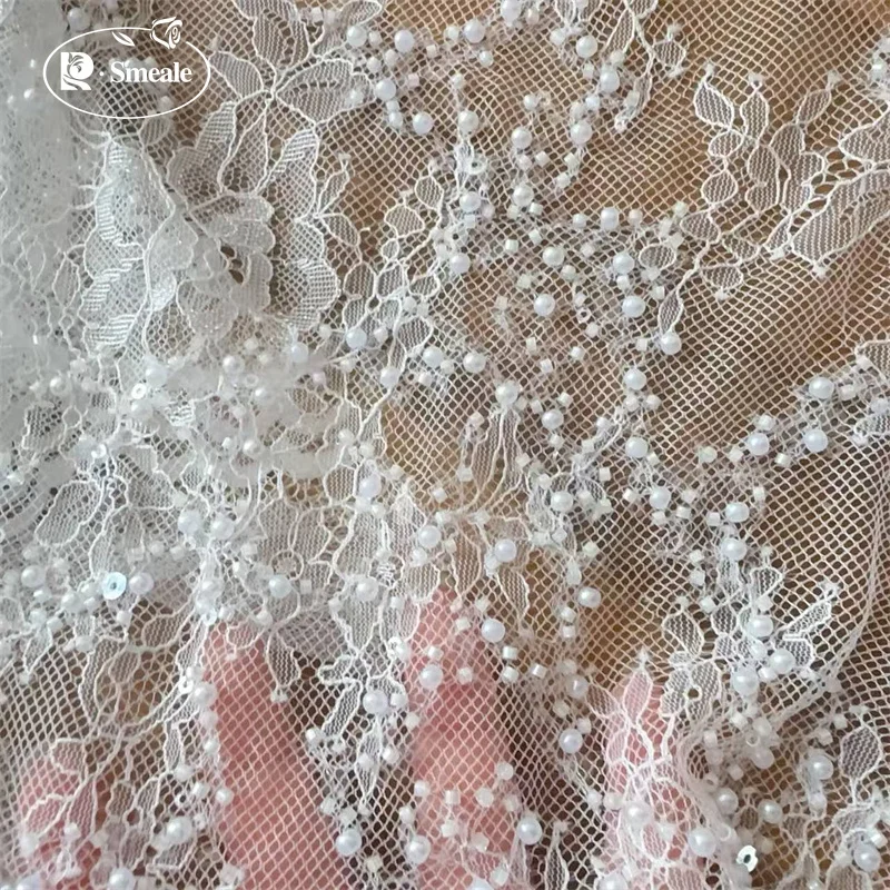 Perlen, Glitzer-Pailletten, Spitzenstoff. Luxuriöses Abendkleid aus französischer Spitze. Hochwertige Maßanfertigung für 3D-Hochzeitsstoffe. – Detail 7