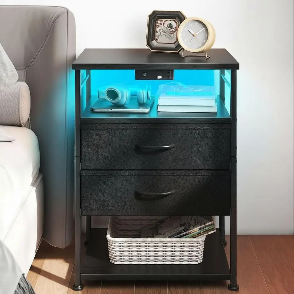 

Прикроватная тумбочка 27,6 дюйма с зарядной станцией, LED-подсветкой, 2 ящиками, открытой полкой, для спальни, гостиной, черная