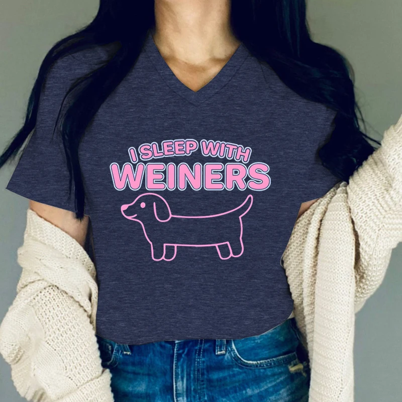 Ich schlafe mit Weiners Grafik-T-Shirts für Damen, Dackel, Hundeliebhaber, T-Shirts, Hundebesitzer, lustiges T-Shirt, Geschenk, V-Ausschnitt, Damenbekleidung