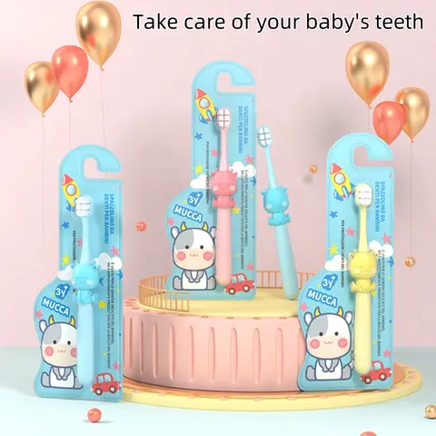 3~12세 어린이를 위한 3색 어린이용 부드러운 강모 칫솔로 얼룩을 부드럽게 제거하고 아기의 잇몸을 더 잘 보호합니다.