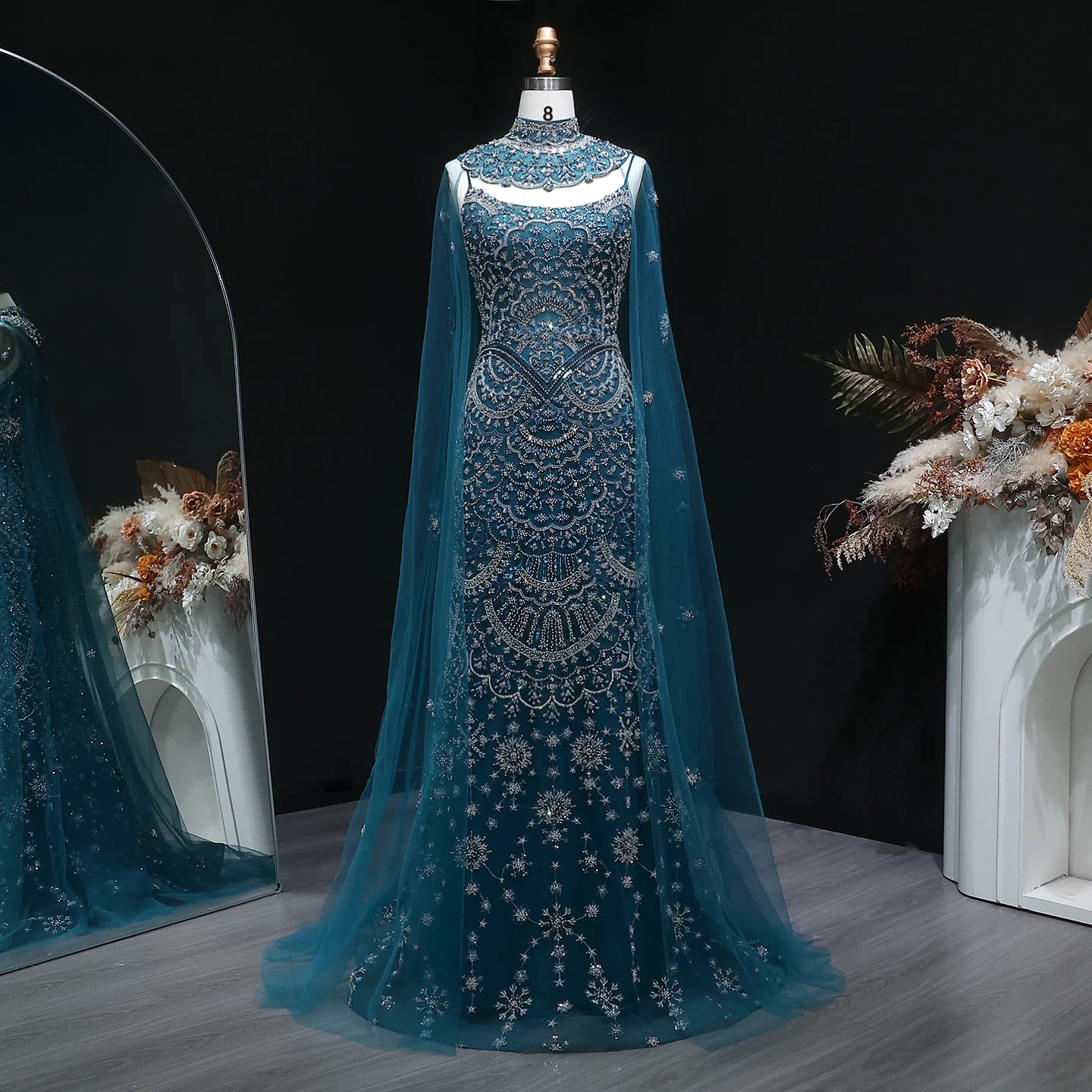 Sharon Said Luxuriöses Türkisfarbenes Abendkleid in Übergröße mit Cape-Ärmeln, Neckholder, Perlenbesatz, Dubai Arabisches Damen-Abendkleid SS028 Maßanfertigung – Detail 3